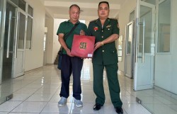 Biên phòng Hoành Mô tìm được tài sản, trả cho du khách nước ngoài