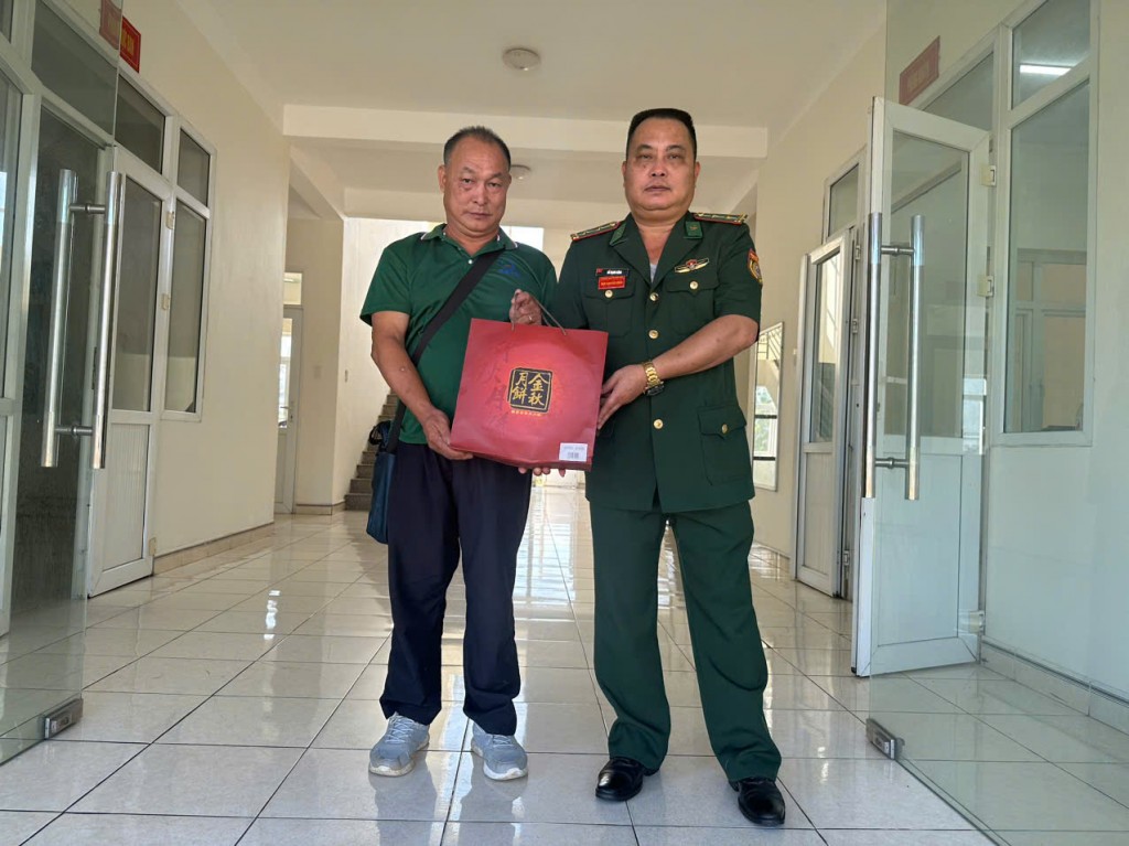 Biên phòng Hoành Mô tìm được tài sản, trả cho du khách nước ngoài Biên phòng Hoành Mô tìm được tài sản, trả cho du khách nước ngoài