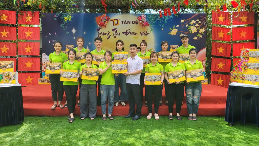 Hộp trăng Tân Đệ - Gói trọn yêu thương trao đến tay người lao động