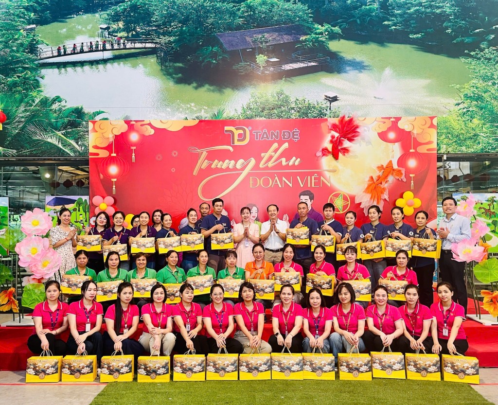 Hộp trăng Tân Đệ - Gói trọn yêu thương trao đến tay người lao động