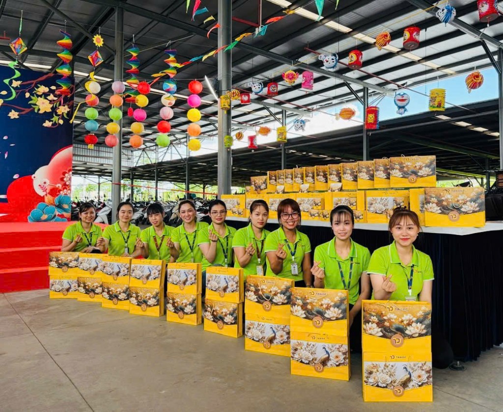 Hộp trăng Tân Đệ - Gói trọn yêu thương trao đến tay người lao động