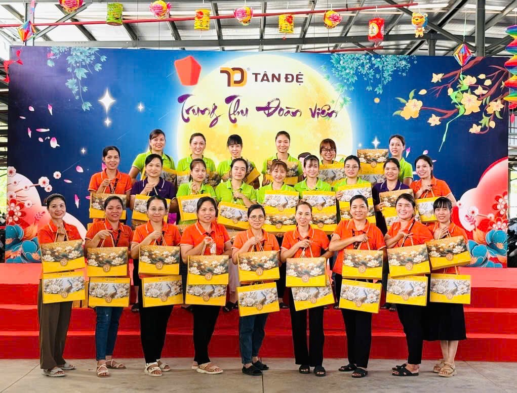 Hộp trăng Tân Đệ - Gói trọn yêu thương trao đến tay người lao động