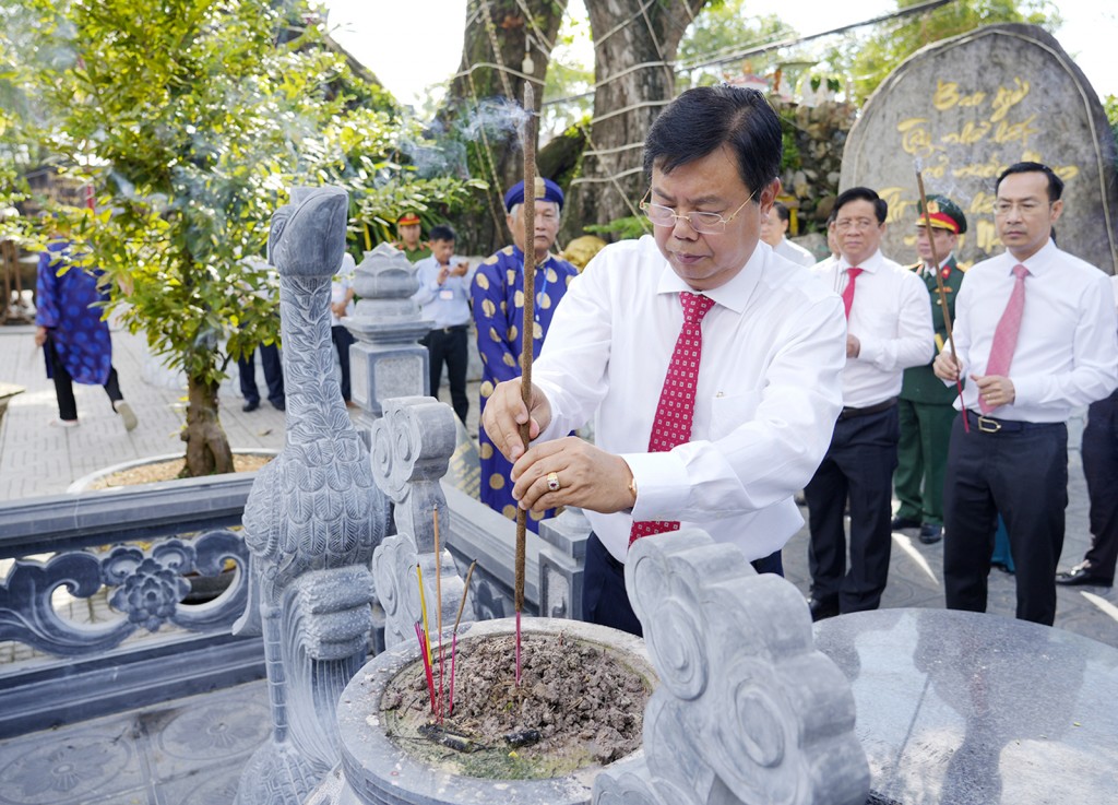 Ủy viên Ban Chấp hành Trung ương Đảng, Bí thư Tỉnh ủy An Giang Nguyễn Tiến Hải thắp hương mộ Anh hùng dân tộc Nguyễn Trung Trực