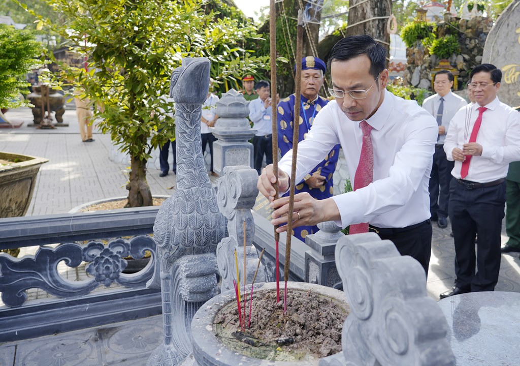 Phó Bí thư Thường trực Tỉnh ủy, Chủ tịch HĐND tỉnh An Giang Nguyễn Thanh Nhàn thắp hương mộ Anh hùng dân tộc Nguyễn Trung Trực