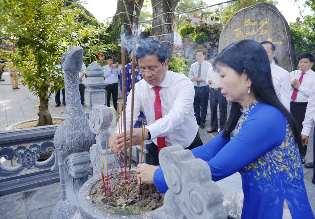 Ủy viên dự khuyết Ban Chấp hành Trung ương Đảng, Phó Bí thư Tỉnh ủy, Chủ tịch UBND tỉnh An Giang Hồ Văn Mừng và Phó Bí thư Tỉnh ủy, Trưởng đoàn Đại biểu Quốc hội đơn vị tỉnh, Chủ tịch Ủy ban MTTQ Việt Nam tỉnh An Giang Trần Thị Thanh Hương thắp hương mộ Anh hùng dân tộc Nguyễn Trung Trực