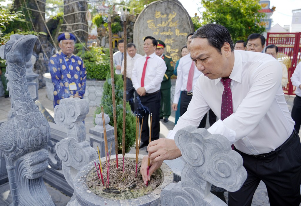 Phó Bí thư Tỉnh ủy An Giang Lâm Minh Thành thắp hương mộ Anh hùng dân tộc Nguyễn Trung Trực