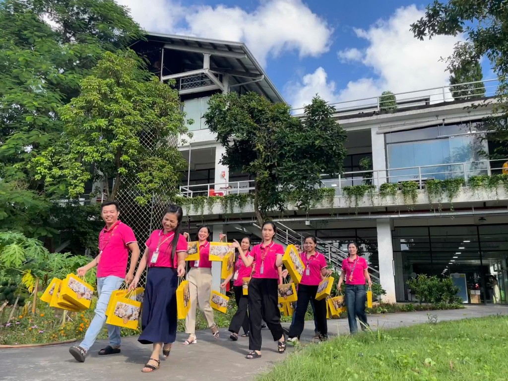 Hộp trăng Tân Đệ - Gói trọn yêu thương trao đến tay người lao động
