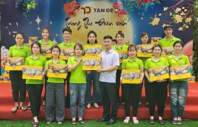 Hộp trăng Tân Đệ - Gói trọn yêu thương trao đến tay người lao động