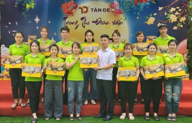Hộp trăng Tân Đệ - Gói trọn yêu thương trao đến tay người lao động