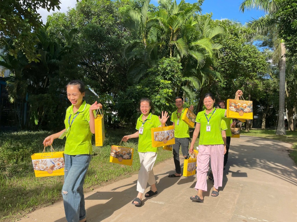 Hộp trăng Tân Đệ - Gói trọn yêu thương trao đến tay người lao động