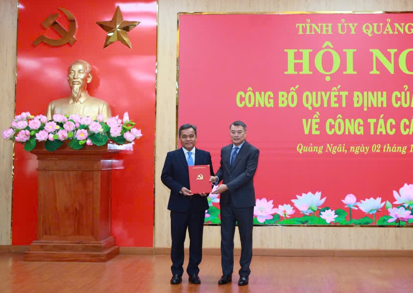 Ủy viên Bộ Chính trị, Bí thư Trung ương Đảng, Trưởng Ban Tổ chức Trung ương Lê Minh Hưng trao quyết định của Bộ Chính trị về việc điều động, phân công, chỉ định ông Hồ Văn Niên - Thứ trưởng Thường trực Bộ Dân tộc và Tôn giáo giữ chức Bí thư Tỉnh ủy Quảng Ngãi nhiệm kỳ 2025 - 2030.