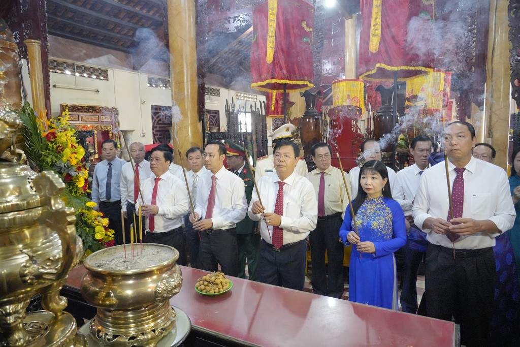Ban Thường vụ Tỉnh ủy An Giang dâng hương Anh hùng dân tộc Nguyễn Trung Trực
