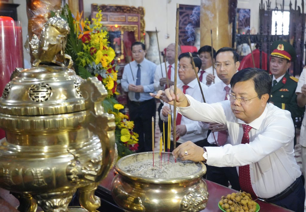 Ủy viên Ban Chấp hành Trung ương Đảng, Bí thư Tỉnh ủy An Giang Nguyễn Tiến Hải thắp hương viếng Anh hùng dân tộc Nguyễn Trung Trực