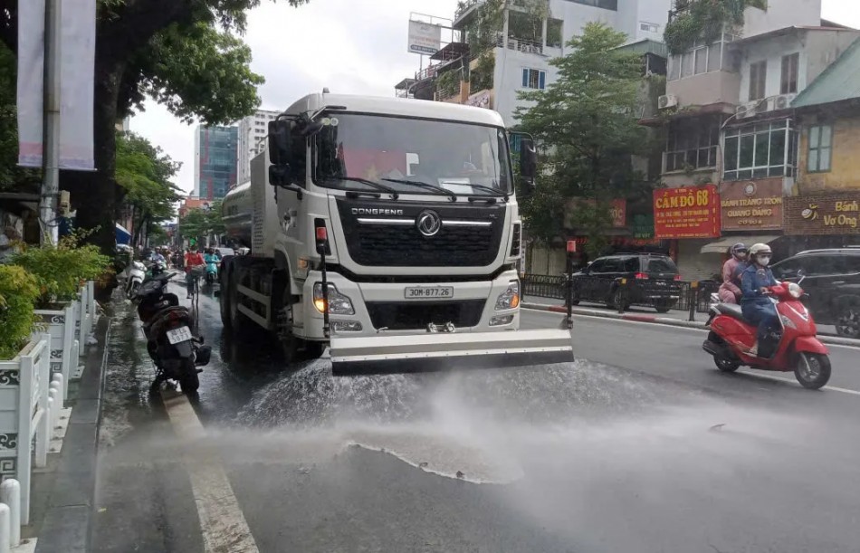 Khẩn trương dọn dẹp môi trường, xử lý rác thải sau mưa, ngập