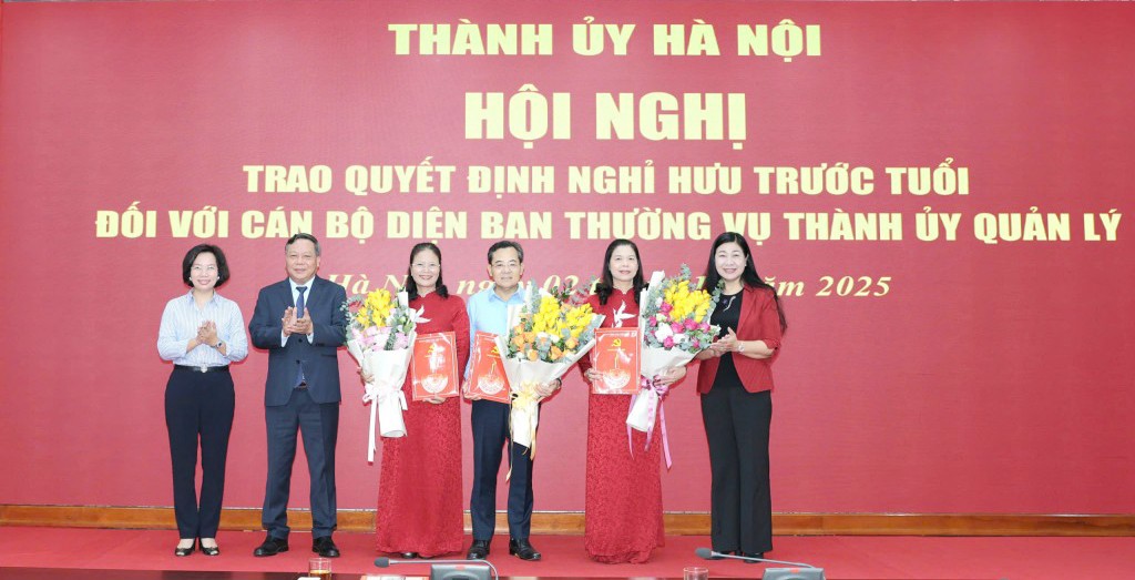 Phó Bí thư Thường trực Thành uỷ Nguyễn Văn Phong, Chủ tịch Ủy ban MTTQ Việt Nam TP Nguyễn Lan Hương, Phó Chủ tịch Thường trực Ủy ban MTTQ Việt Nam TP Bùi Huyền Mai chúc mừng các động chí nhận quyết định nghỉ hưu.