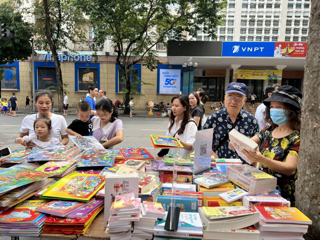 Hội sách Hà Nội 2025 diễn ra trong 4 ngày tại không gian đi bộ hồ Hoàn Kiếm