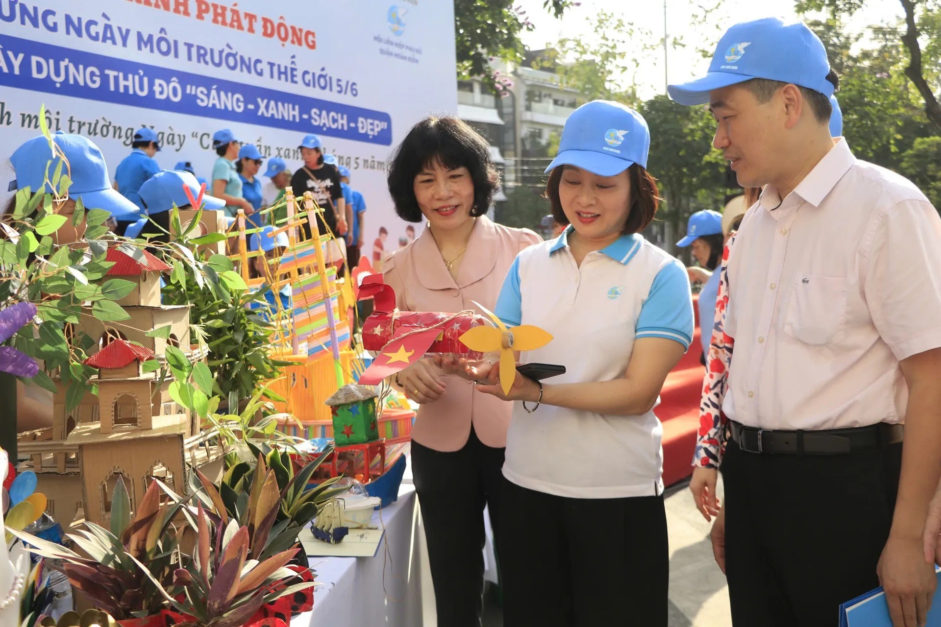 gian trưng bày các sản phẩm tái chế để bảo vệ môi trường của cán bộ, hội viên phụ nữ quận Hoàn Kiếm