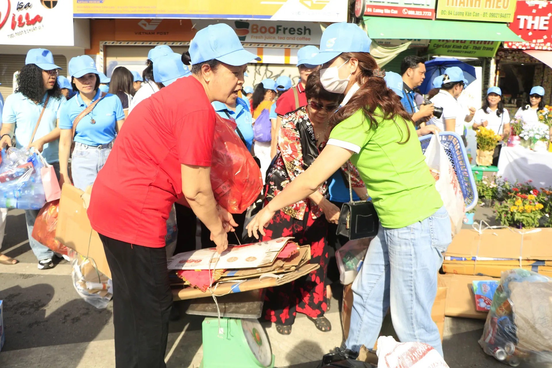 Hội viên phụ nữ quận Hoàn Kiếm đổi rác lấy quà tặng là các sản phẩm thân thiện với môi trường - Ảnh: Hằng Trịnh