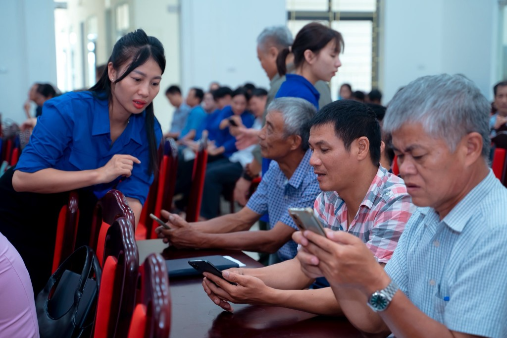 Thanh niên xã Bình Minh hỗ trợ người dân chuyển đổi sổ Thanh niên xã Bình Minh hỗ trợ người dân chuyển đổi sổ