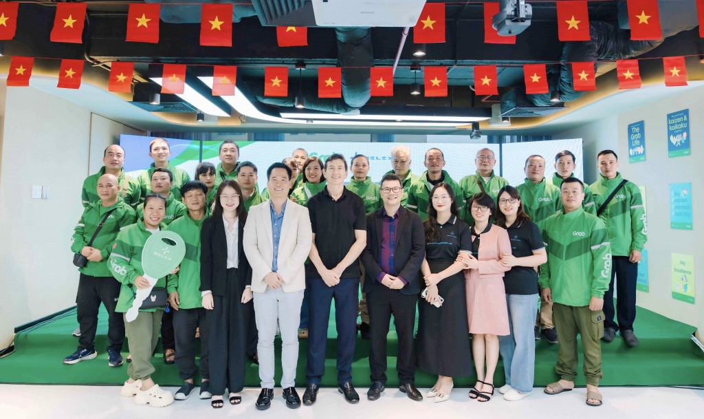 Đại diện Grab Việt Nam và Selex Motors cùng đại diện các đối tác tài xế Grab tham dự lễ kí kết
