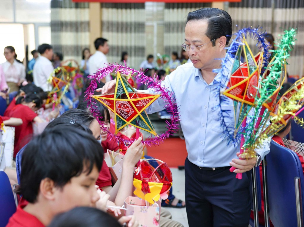 Những món quà đơn giản mà ấm áp yêu thương dành cho những học sinh đặc biệt. (Ảnh: Thanh Tùng)