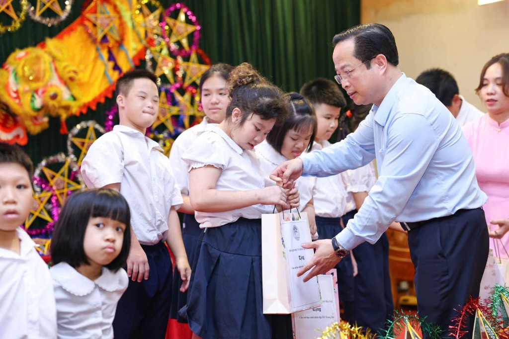 Giám đốc Sở GD&amp;ĐT Hà Nội trao quà cho học sinh trường Tiểu học Bình Minh. (Ảnh: Thanh Tùng)