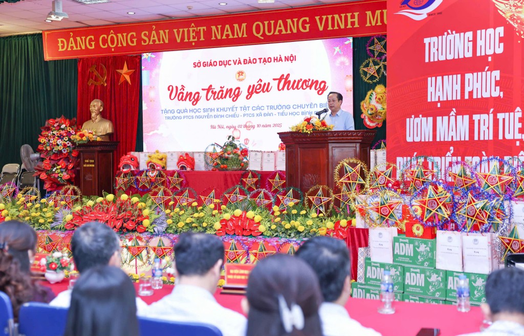 Đồng chí Trần Thế Cương - Giám đốc Sở GD&amp;ĐT Hà Nội phát biểu tại chương trình tặng quà cho các em học sinh dịp Tết Trung thu 2025. (Ảnh: Thanh Tùng)
