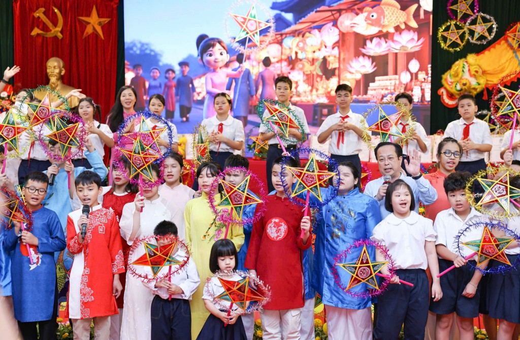 Lãnh đạo Sở GD&amp;ĐT Hà Nội dành sự quan tâm ân cần, ấm áp cho các em học sinh, các thầy cô giáo. (Ảnh: Thanh Tùng)