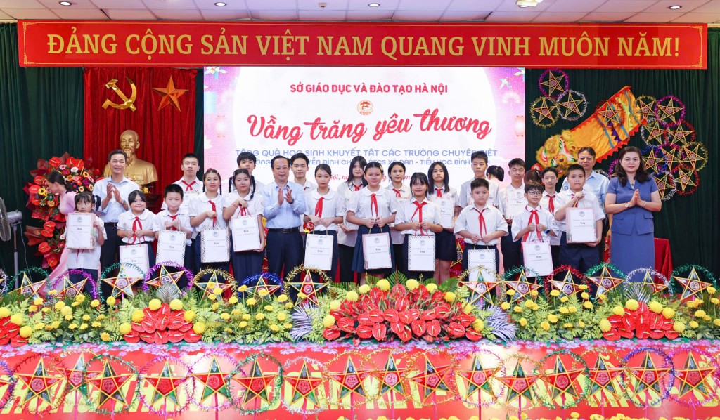 Quan tâm, chăm lo những học sinh đặc biệt dịp Tết Trung thu