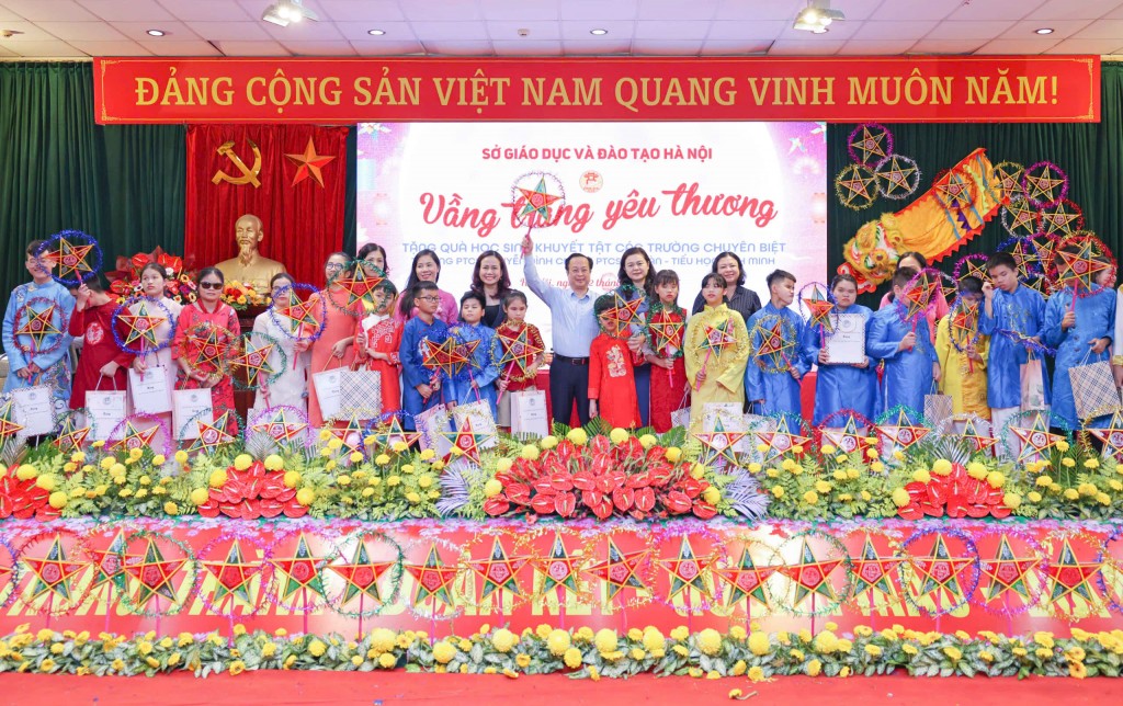Tất cả học sinh của 3 ngôi trường chuyên biệt đều nhận được quà của ngành Giáo dục dịp Tết Trung thu. (Ảnh: Thanh Tùng)