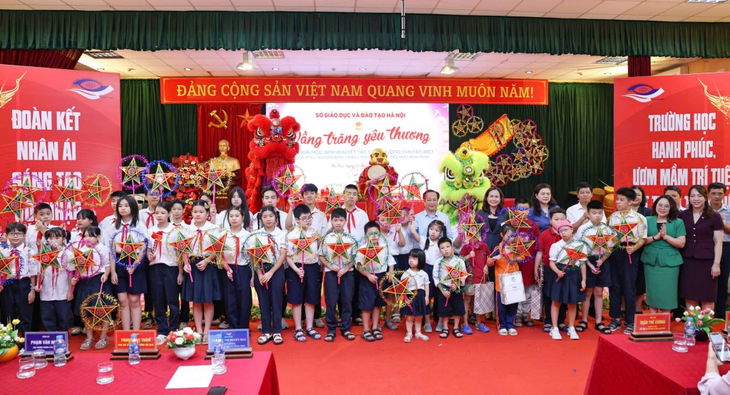 Các vị đại biểu, thầy cô giáo vui Trung thu cùng các em học sinh trường chuyên biệt. (Ảnh: Thanh Tùng)