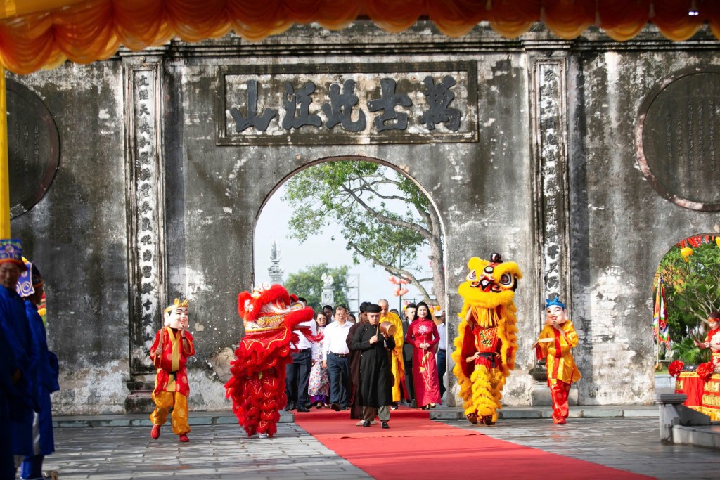 Màn múa lân rộn ràng trước cổng đền Kiếp Bạc trong Lễ Cáo yết mở hội mùa Thu Côn Sơn – Kiếp Bạc 2025