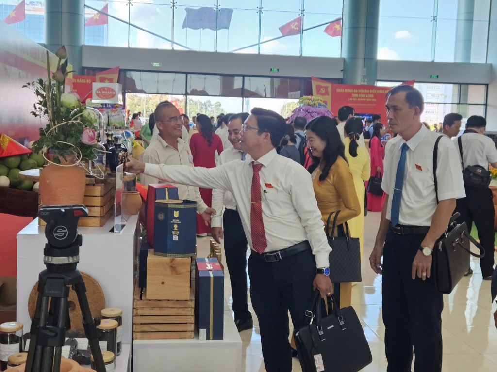 Đại biểu tham quan khu OCOP
