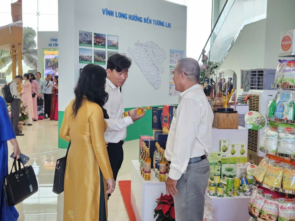 Giới thiệu sản phẩm tới các đạibiểu
