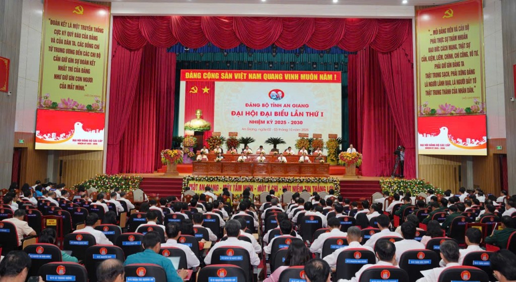 Quang cảnh buổi làm việc