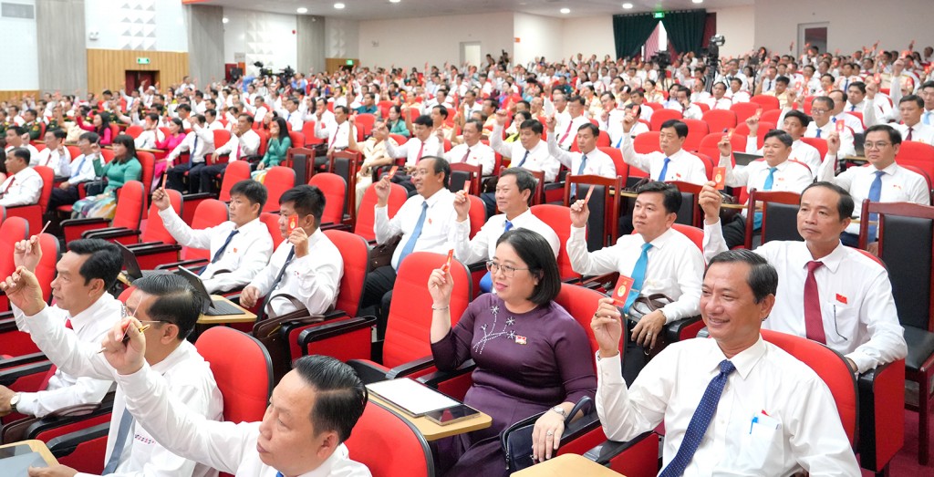 Các Đại biểu biểu quyết bầu Đoàn Chủ tịch Đại hội đại biểu Đảng bộ tỉnh An Giang lần thứ I, nhiệm kỳ 2025 - 2030