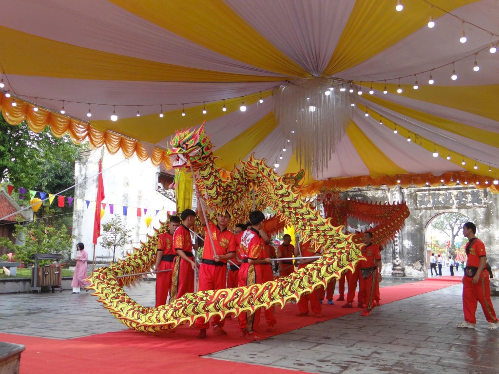 Màn múa rồng sôi động tại sân đền Kiếp Bạc trong Lễ Cáo yết mở hội mùa Thu Côn Sơn – Kiếp Bạc 2025