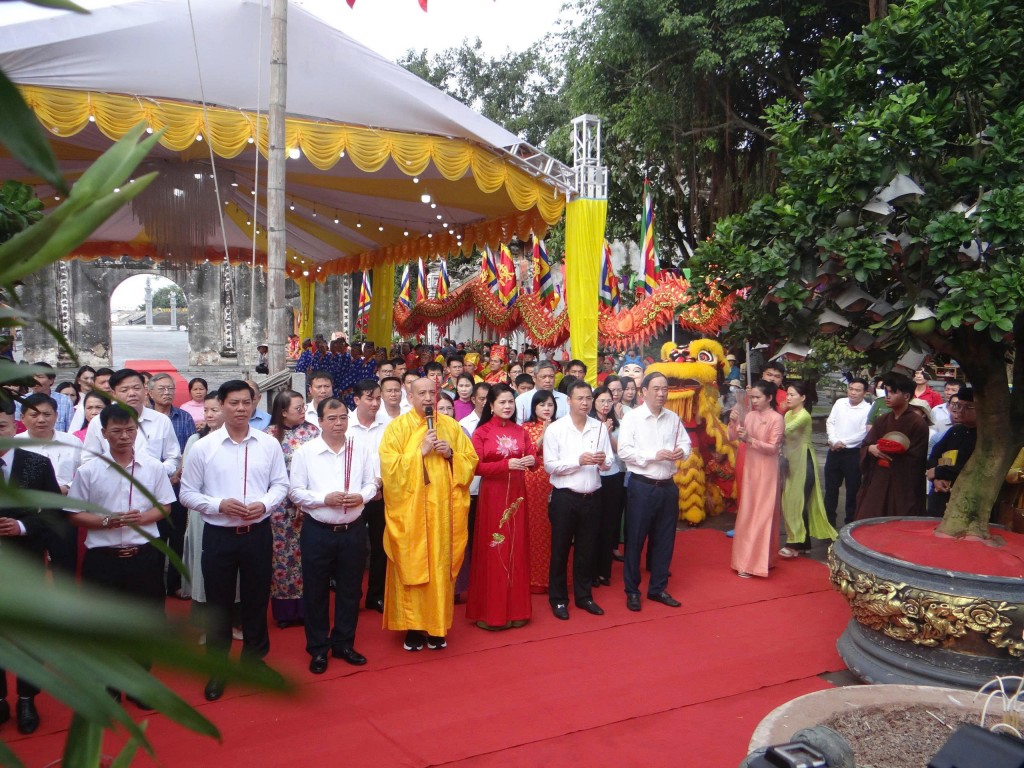 Các đại biểu, tăng ni, Phật tử và nhân dân thành kính dâng hương tại Lễ Cáo yết mở hội mùa Thu Côn Sơn – Kiếp Bạc 2025.