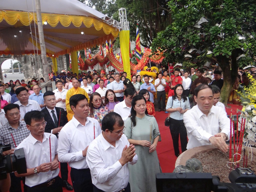 Nghi lễ dâng hương tại sân đền Kiếp Bạc trong không khí trang nghiêm, thành kính.