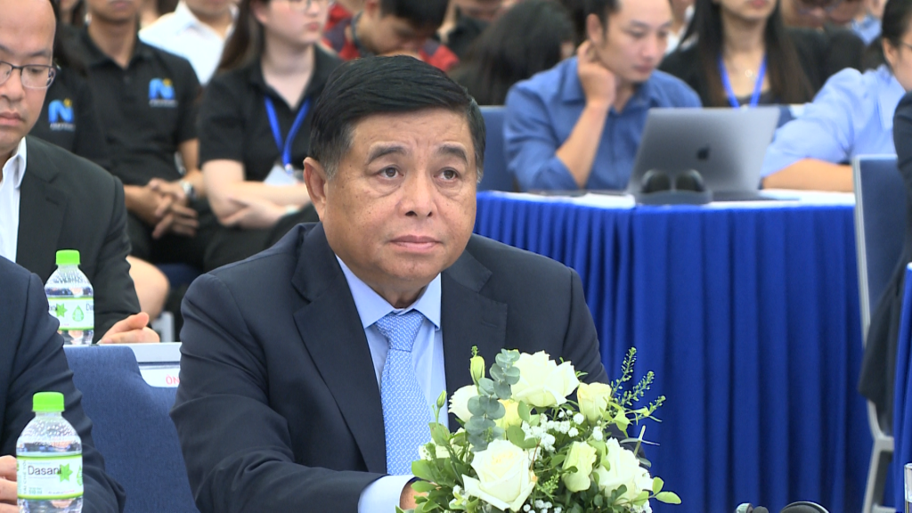 Phó Thủ tướng Nguyễn Chí Dũng, Phó Trưởng Ban Chỉ đạo của Chính phủ về phát triển khoa học, công nghệ, đổi mới sáng tạo, chuyển đổi số dự và phát biểu tại diễn đàn - Ảnh: VGP/Thu Sa