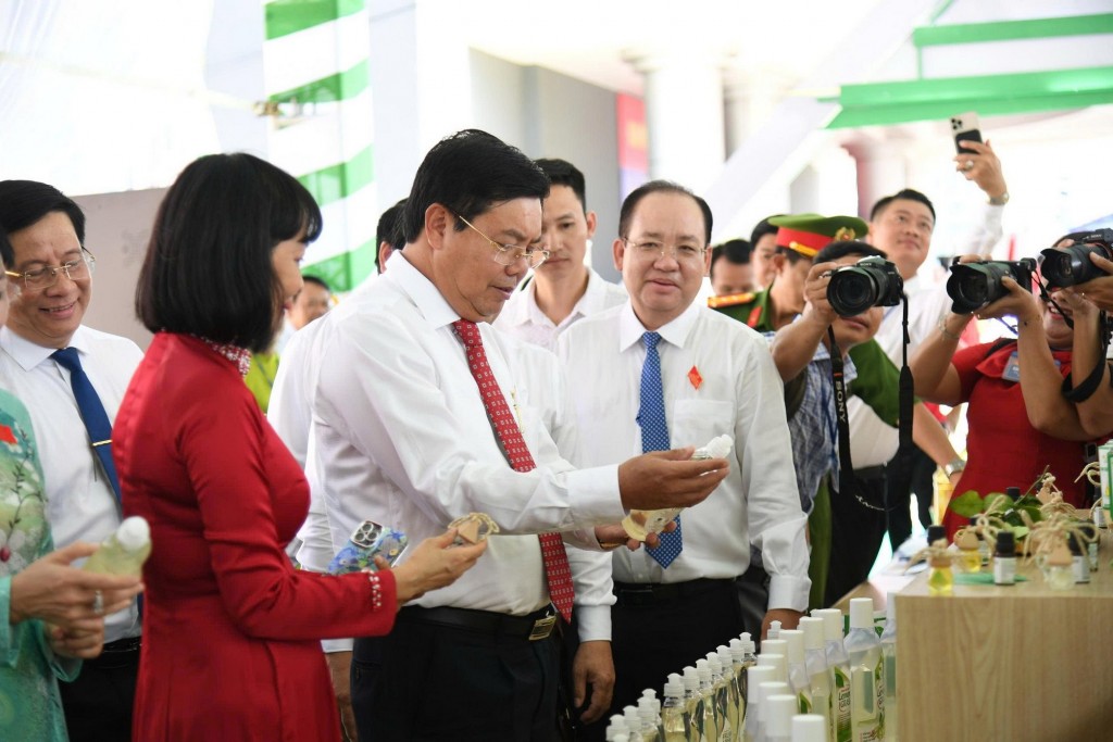 Ủy viên Trung ương Đảng, Bí thư Tỉnh ủy Nguyễn Tiến Hải tham quan gian hàng triển lãm sản phẩm OCOP