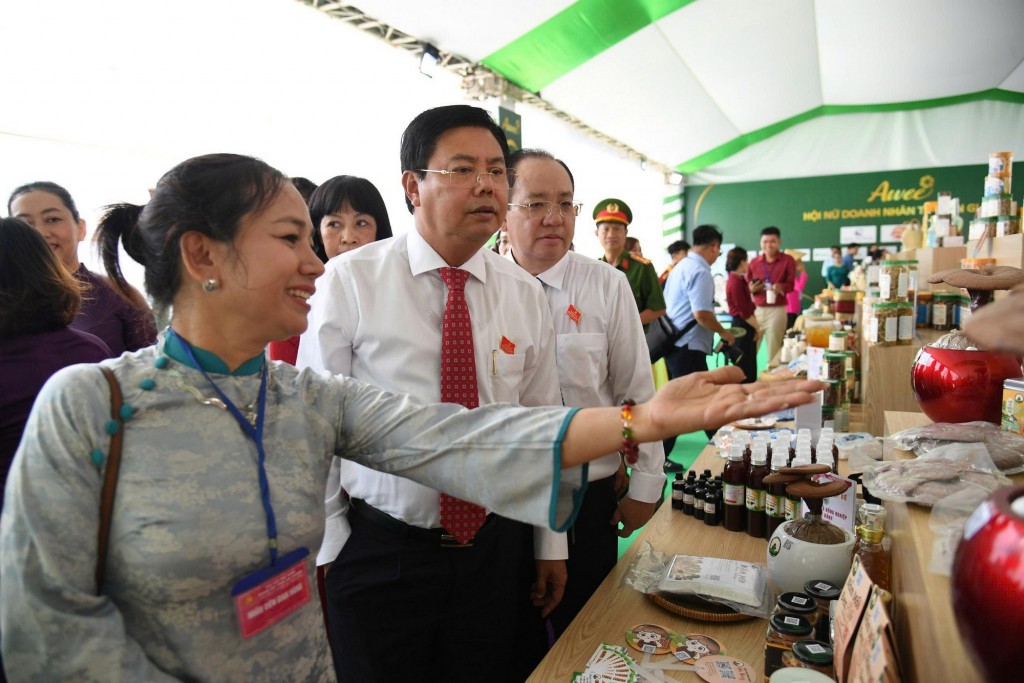 Ủy viên Trung ương Đảng, Bí thư Tỉnh ủy Nguyễn Tiến Hải tham quan gian hàng triển lãm sản phẩm OCOP