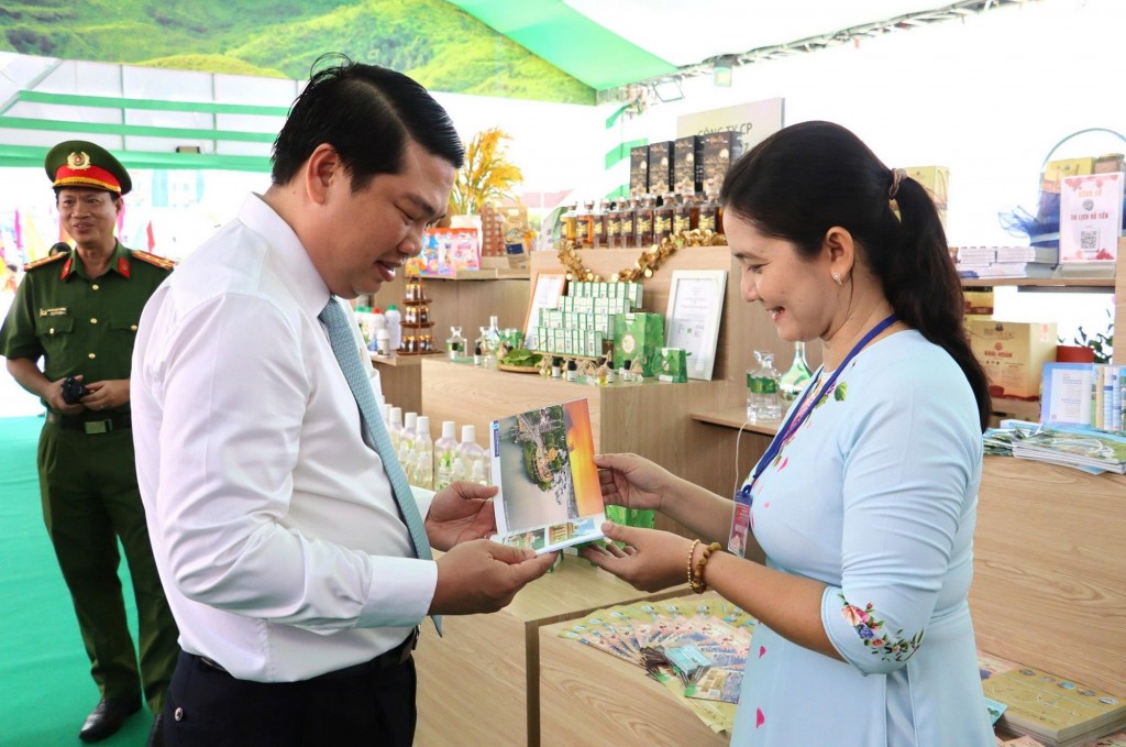 Tỉnh ủy viên, Phó Chủ tịch UBND tỉnh Lê Trung Hồ tham quan gian hàng triển lãm sản phẩm OCOP