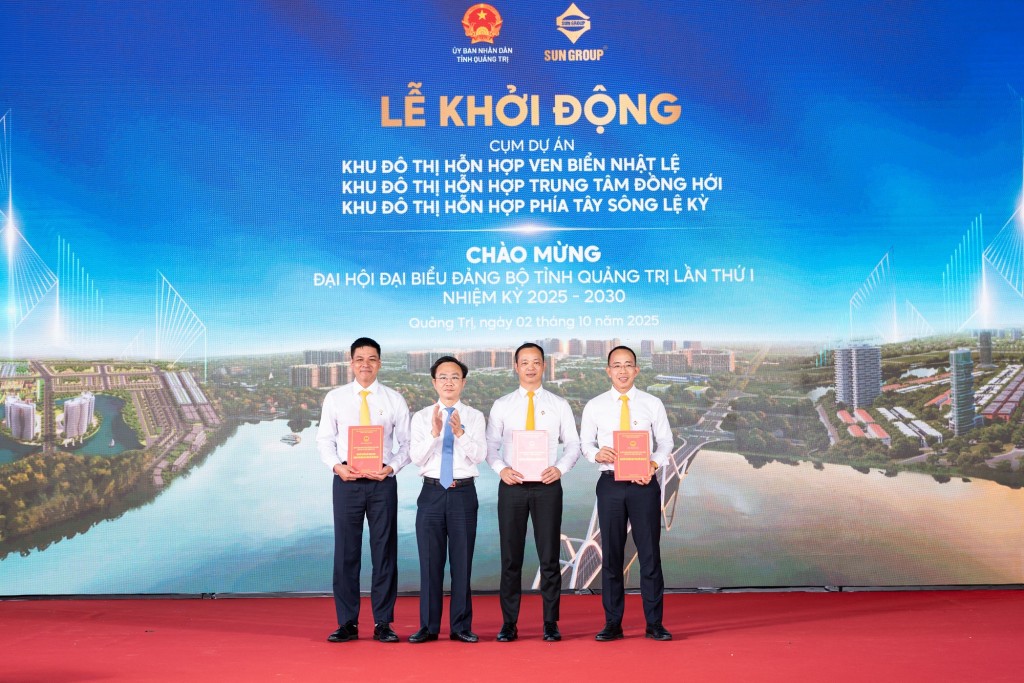 Lãnh đạo tỉnh Quảng Trị trao chứng nhận nhà đầu tư đối với Tập đoàn Sun Group. Ảnh: Sun Group.