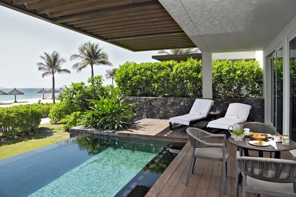 Alma Resort Cam Ranh có diện tích 30ha gồm 580 biệt thự cao cấp và căn hộ thượng hạng. 