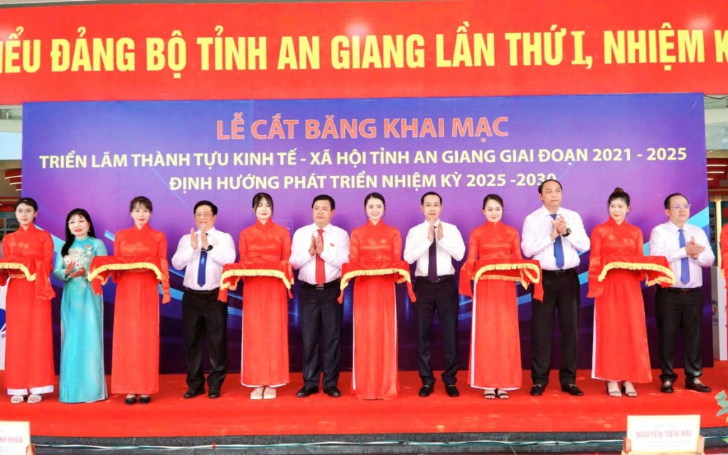 Các đại biểu cắt băng khai mạc triển lãm thành tựu kinh tế - xã hội tỉnh chào mừng Đại hội đại biểu Đảng bộ tỉnh lần thứ I, nhiệm kỳ 2025 – 2030