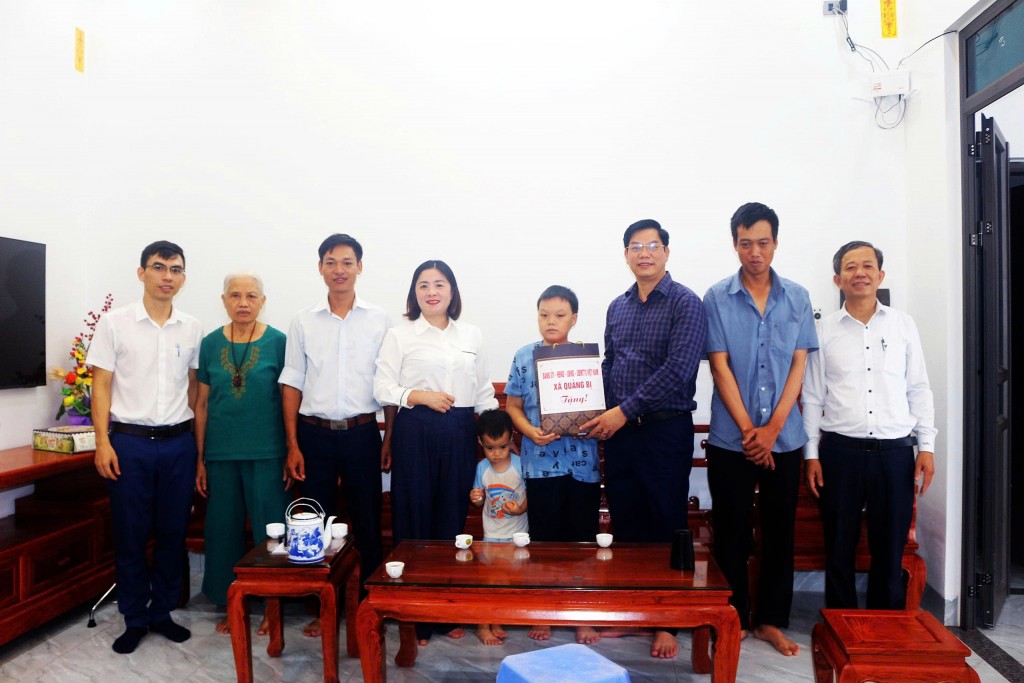 Đồng chí Nguyễn Trường Năng, Bí thư Đảng ủy, Chủ tịch HĐND cùng một số đồng chí lãnh đạo xã Quảng Bị đến thôn 1 thăm, tặng quà cho 2 trẻ em bị khuyết tật nặng 
