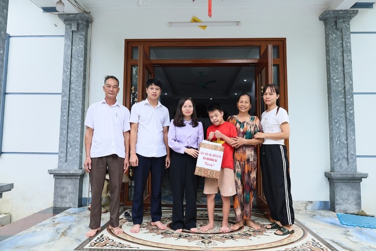 Đồng chí Lê Thị Hạnh, Phó Bí thư Thường trực Đảng ủy xã Quảng Bị cùng đoàn công tác đến thăm, tặng quà cho cháu Hà Bảo Anh tại thôn Lương Xá