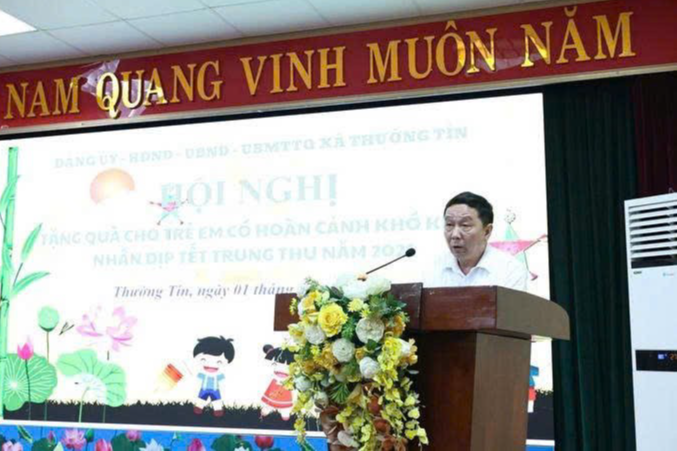 Đồng chí Phan Thanh Tùng, Phó Bí thư Đảng ủy, Chủ tịch UBND xã phát biểu tại buổi trao quà cho thiếu nhi dịp Tết Trung thu