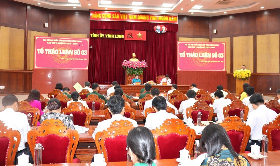 Toàn cảnh phiên thảo luận Tổ của Tổ thảo luận số 3 tại Tỉnh ủy Vĩnh Long